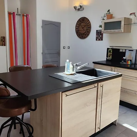 Charming House With Private Garden In The Heart Of