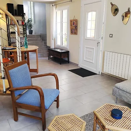 Charming House With Private Garden In The Heart Of סנליס
